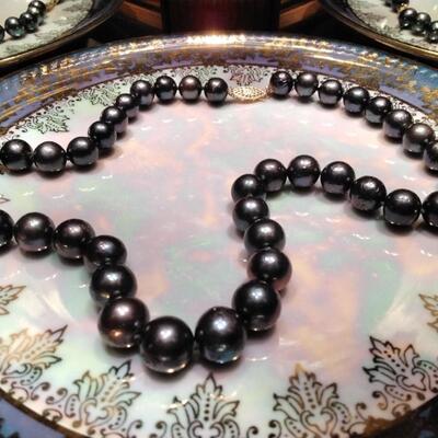 9 to 9.5 MM Black Pearl Necklace Big Solid 14kt Gold Clasp Filigree Style