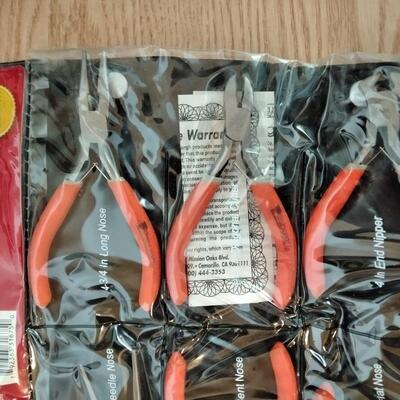 LOT 139 NEW PITTSBURGH 32 PIECE SCREWDRIVER SET & PLIERS