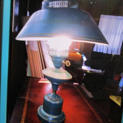 Vintage Metal Tole Table Lamp