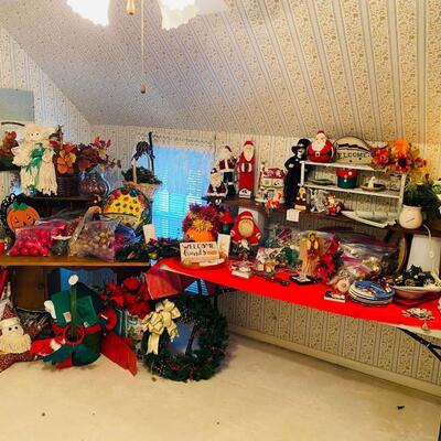 Lot 39: House / Upstairs / Holiday Selection