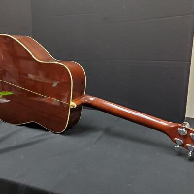 Yamaha Acoustic Guitar