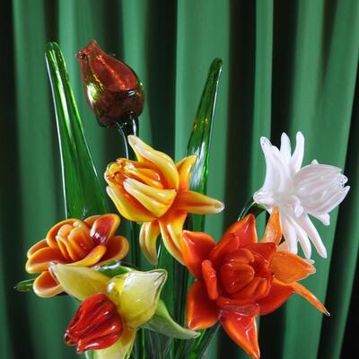 Art glass hand blown Amberina daffodils