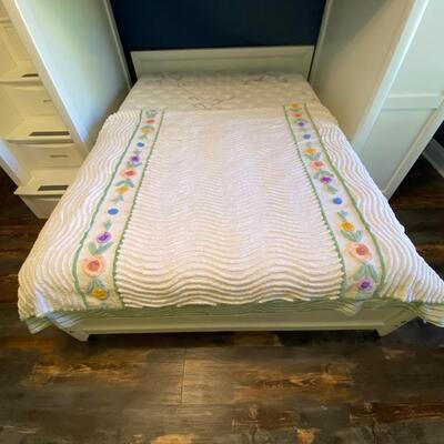 Vintage Double/Full Candlewick Floral White Bedspread