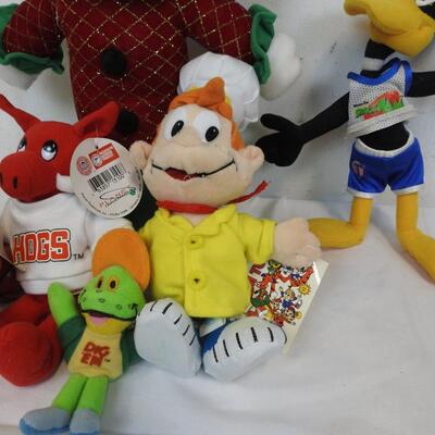6 pc Stuffed Animals: Chicago Cubs, Daffy Duck, Dig em', Toy Factory, etc
