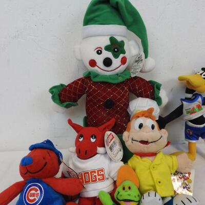 6 pc Stuffed Animals: Chicago Cubs, Daffy Duck, Dig em', Toy Factory, etc