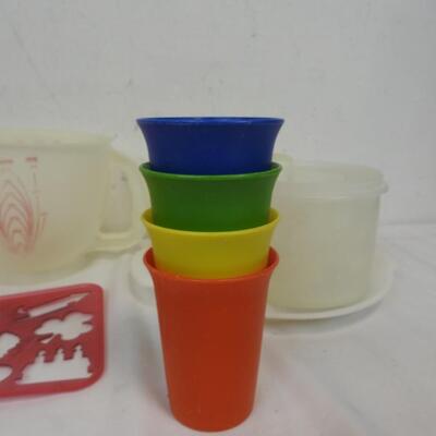 18 pc Plastic Tupperware: Cups, Bowls, Measuring Cups, etc