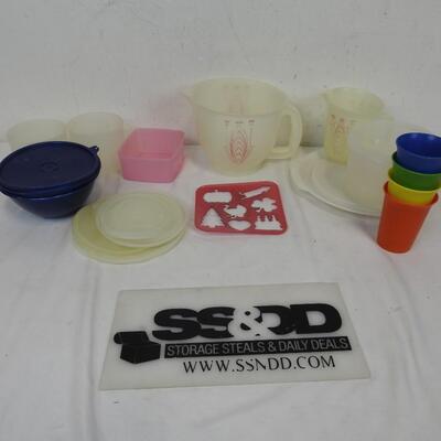 18 pc Plastic Tupperware: Cups, Bowls, Measuring Cups, etc