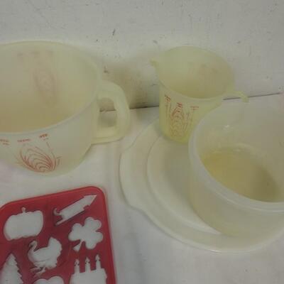18 pc Plastic Tupperware: Cups, Bowls, Measuring Cups, etc