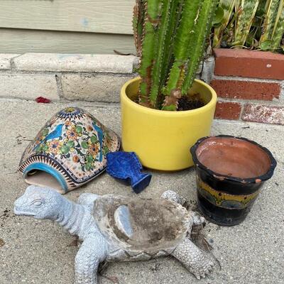 Miscellaneous Planter Pot & Garden Yard Art Lot