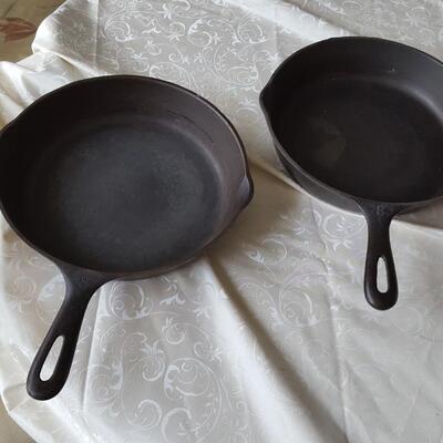 2 cast Iron Metal frying Pans