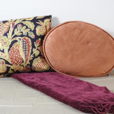 Decorative pillows with throw