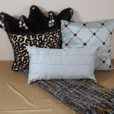 Decorative pillows with throw