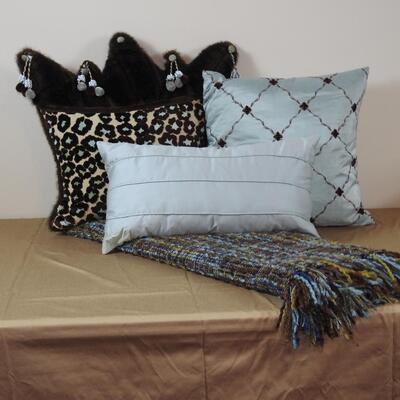 Decorative pillows with throw