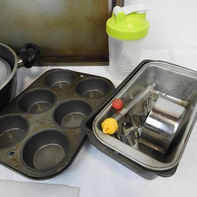Kitchen Items: Hand Chopper Machine, Pans, Pie Tins, Protein Shake Bottle etc.