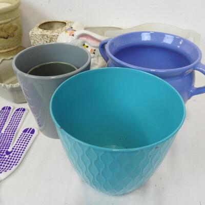 Gardening DÃ©cor: Metal Chair Pot Holder, Spray Nozzle, 12 Flower Pots