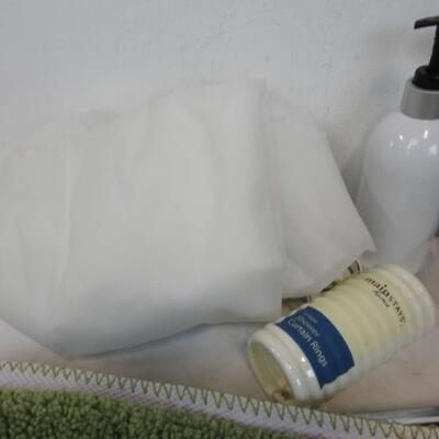 Bathroom DÃ©cor: Trash Can, Shower Curtain, Frame, Borax, Mats and Toilet Cover