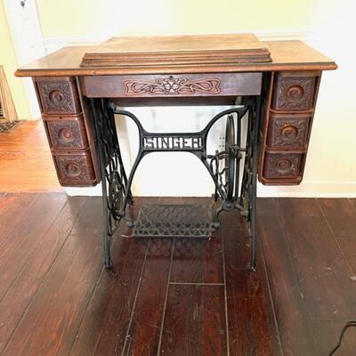 Lot 32 Antique Singer Sewing Machine Foot Treadle Wood Cabinet 6 Drawers