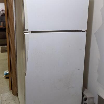 Amana 18 cf Refrigerator, Great Shape (contents not Inlc)