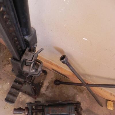 LOT 27   TRUCKERS JACKS