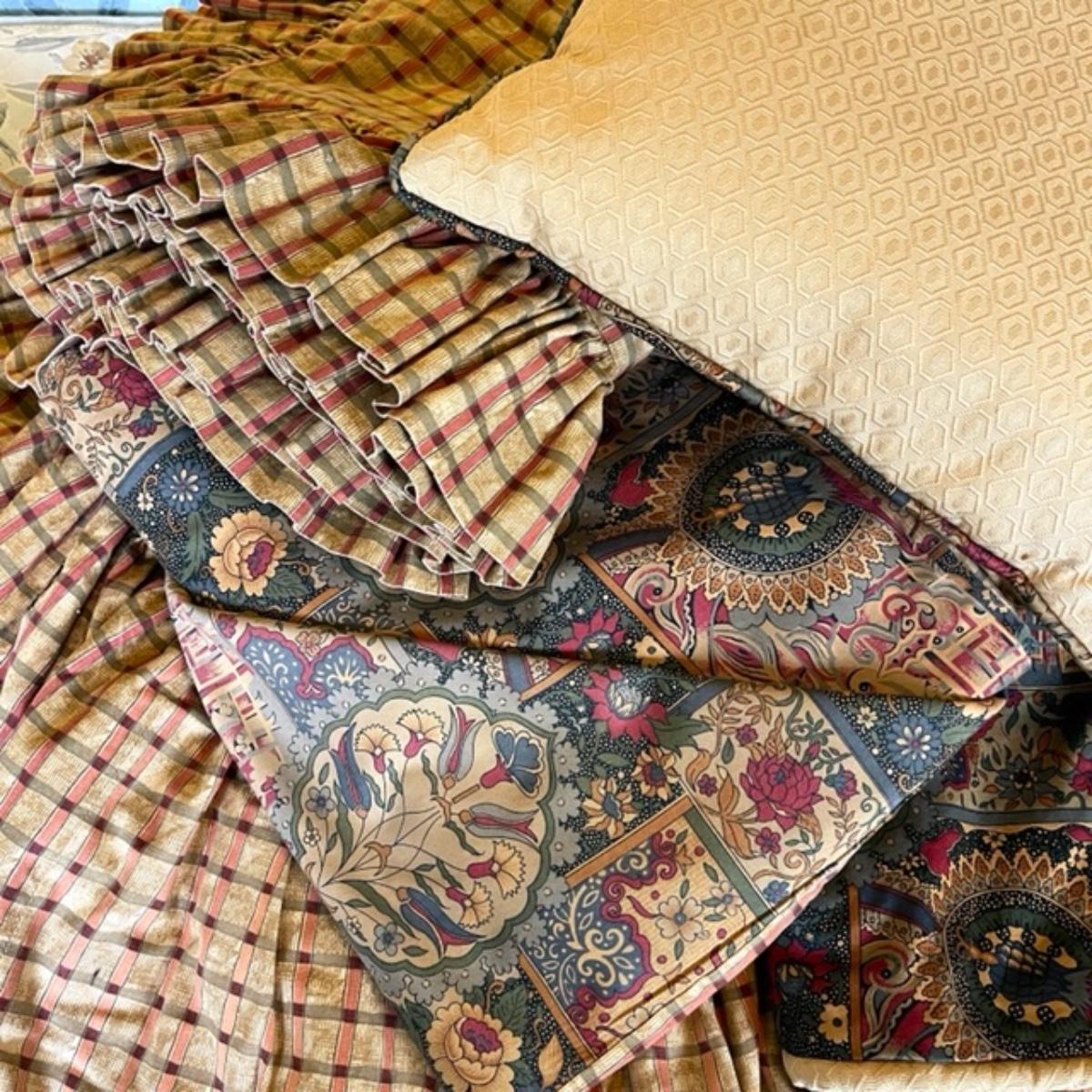 Lot 108 Queen Size Bedding Double Sided Cover Pillows Skirt