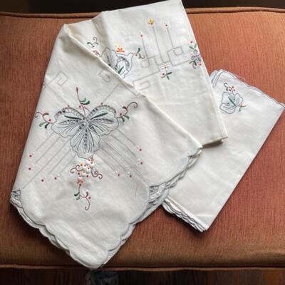 Lot 143 Embroidered Table Cloth & 6 Napkins