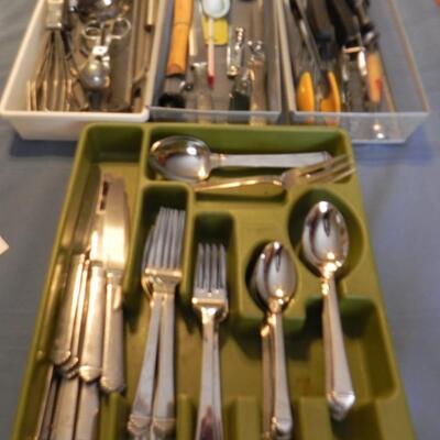 LOT 26  EATING & COOKING UTENSILS