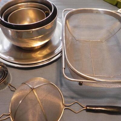 LOT 81  STAINLESS STEEL KITCHEN GADGETS
