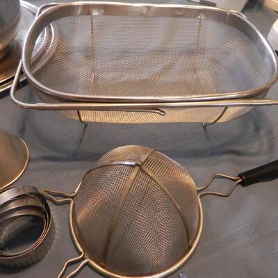 LOT 81  STAINLESS STEEL KITCHEN GADGETS