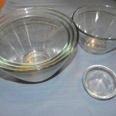 LOT 58  GLASS MIXING NESTING BOWL