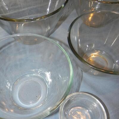 LOT 58  GLASS MIXING NESTING BOWL