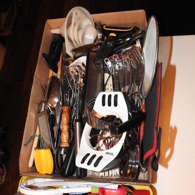 Box of miscellaneous kitchen tools