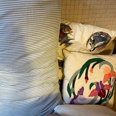 Lot of Throw Pillows & flannel sheets