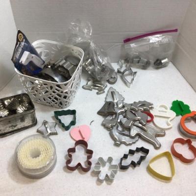F515 Lot of Assorted Cookie Cutters