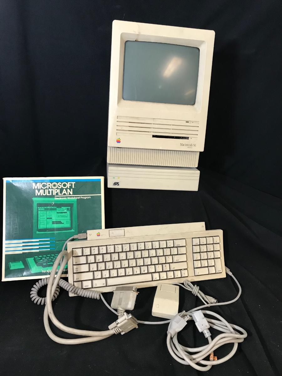 Lot 234: Vintage Apple Macintosh SE Model M5011 w/ External hard