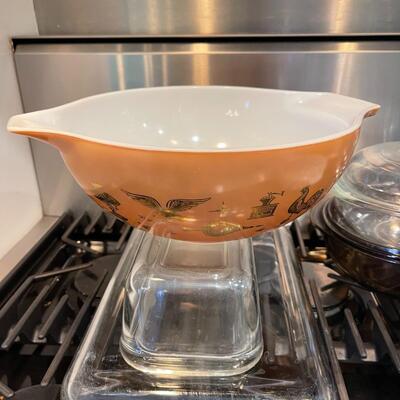 Lot 175   Vintage Pyrex Americana Mixing Bowls & Glass Baking Pans