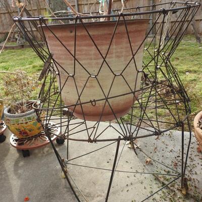 Metal plant stand and planter