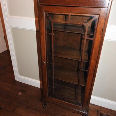 Lovely little vintage China cabinet