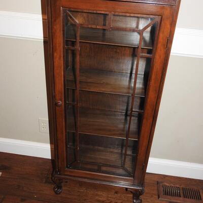 Lovely little vintage China cabinet