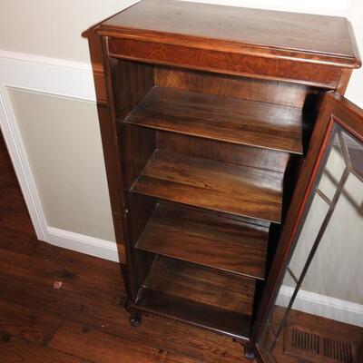 Lovely little vintage China cabinet