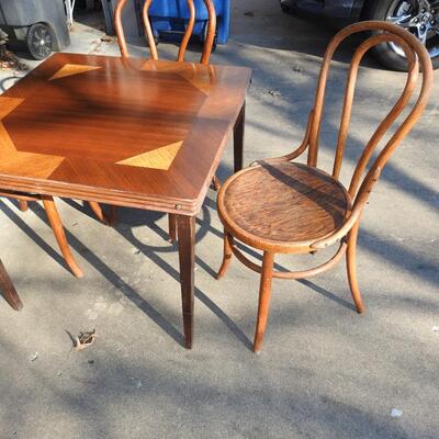 Beautiful vintage card table and 3 ice cream chairs