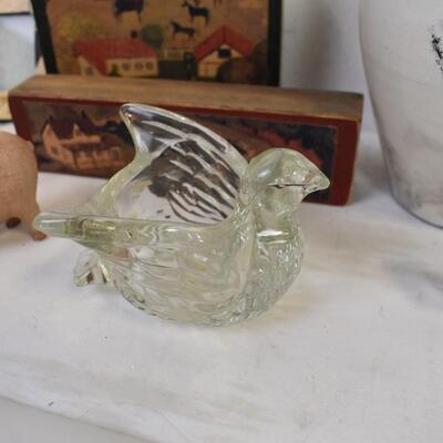 Farm Animal Décor: Piggy Family Figurines, Green Flower Ceramic, Chicken Vase