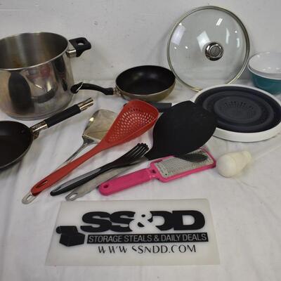 Kitchen Lot 15 Items: Rubberware Pot, Colander, Pans, Utensils, Bowls,