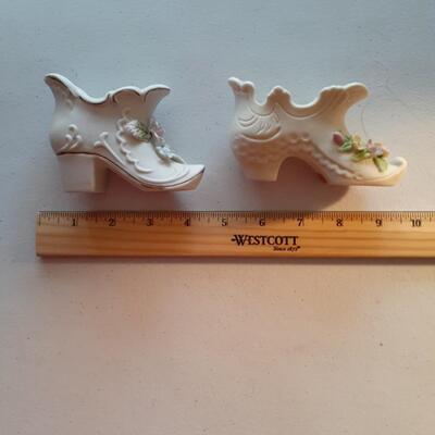 2 vintage collectable porcelan shoes