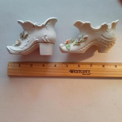 2 vintage collectable porcelan shoes