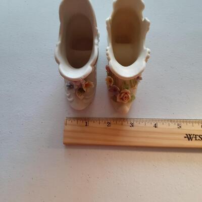 2 vintage collectable porcelan shoes