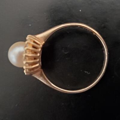 Ladies Pearl Ring with Surround Diamonds