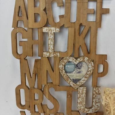 Straw Bale 8 in x 9 in x 20 in and Alphabet Photo Sign - New