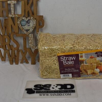 Straw Bale 8 in x 9 in x 20 in and Alphabet Photo Sign - New