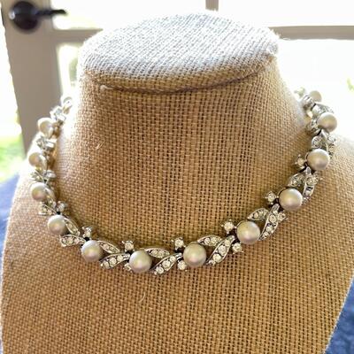 Lot 246 Vintage Lisner Chocker Necklace Silver Tone Faux Pearls Crystals