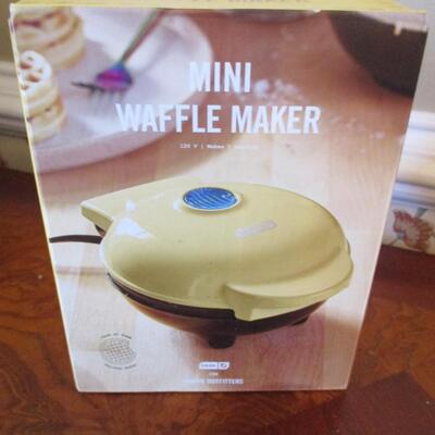 Kitchen Accessories - Waffle Maker - Calphalon Pans
